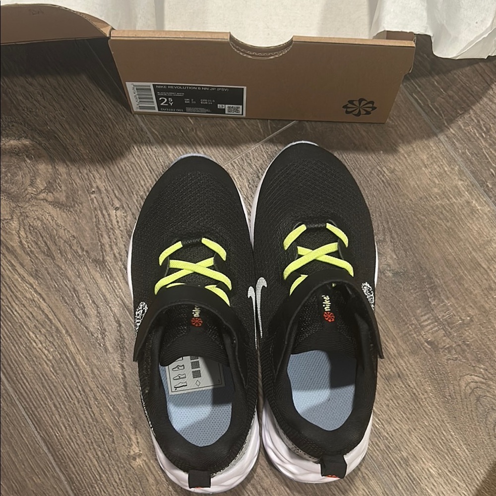 🆕 - Nike Black and Neon Green Sneakers - NIB
